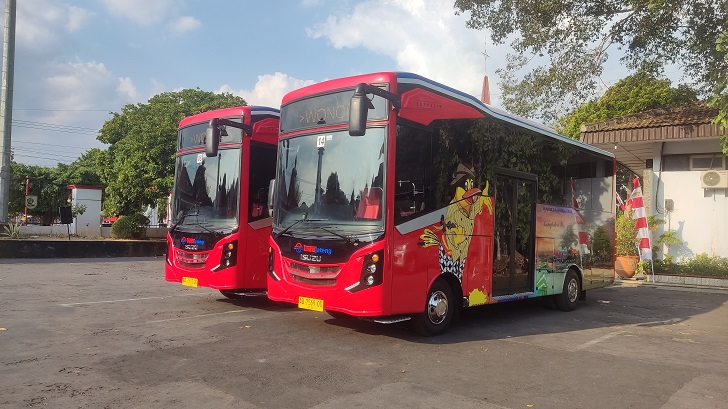 Bus Trans Jateng di halaman pendapa rumah dinas bupati Wonogiri, Senin (7/8/2023). (IWAN ADI LUHUNG/RADAR SOLO)