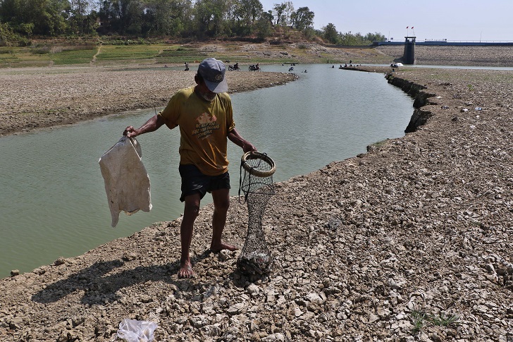 Tanah di dasar Waduk Krisak atau Waduk Tandon, Desa Pare, Kecamatan Selogiri, Kabupaten Wonogiri yang mulai retak-retak. (ARIEF BUDIMAN/RADAR SOLO)