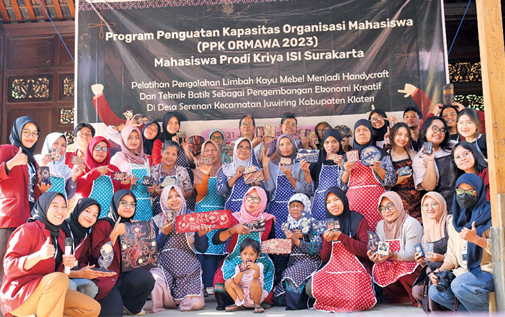 KREATIF: PPK Ormawa  Himpunan Mahasiswa Prodi Kriya FSRD ISI Surakarta gelar pelatihan batik di media kayu di DESA Serenan, Juwiring, Klaten.
