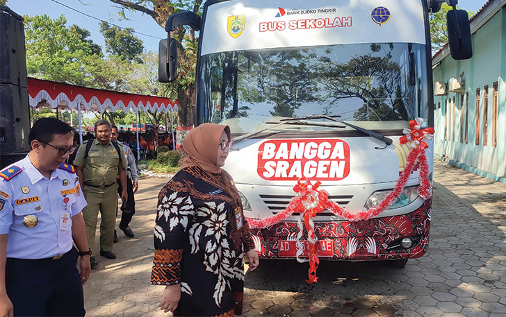 LAYANI SISWA: Bupati Sragen Kusdinar Untung Yuni Sukowati saat launching bus sekolah rute Sambungmacan-Sragen, beberapa waktu lalu.