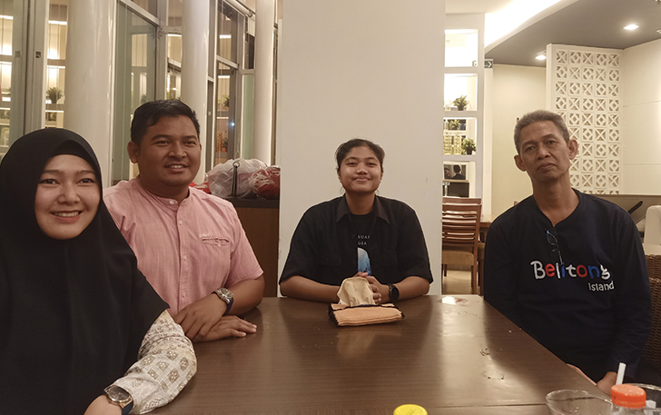 KERJA KERAS: Nurul Fatimah (tengah) bersama Lurah Joglo Aliek Budiarta (kiri) dan Efendi Kusnanto.