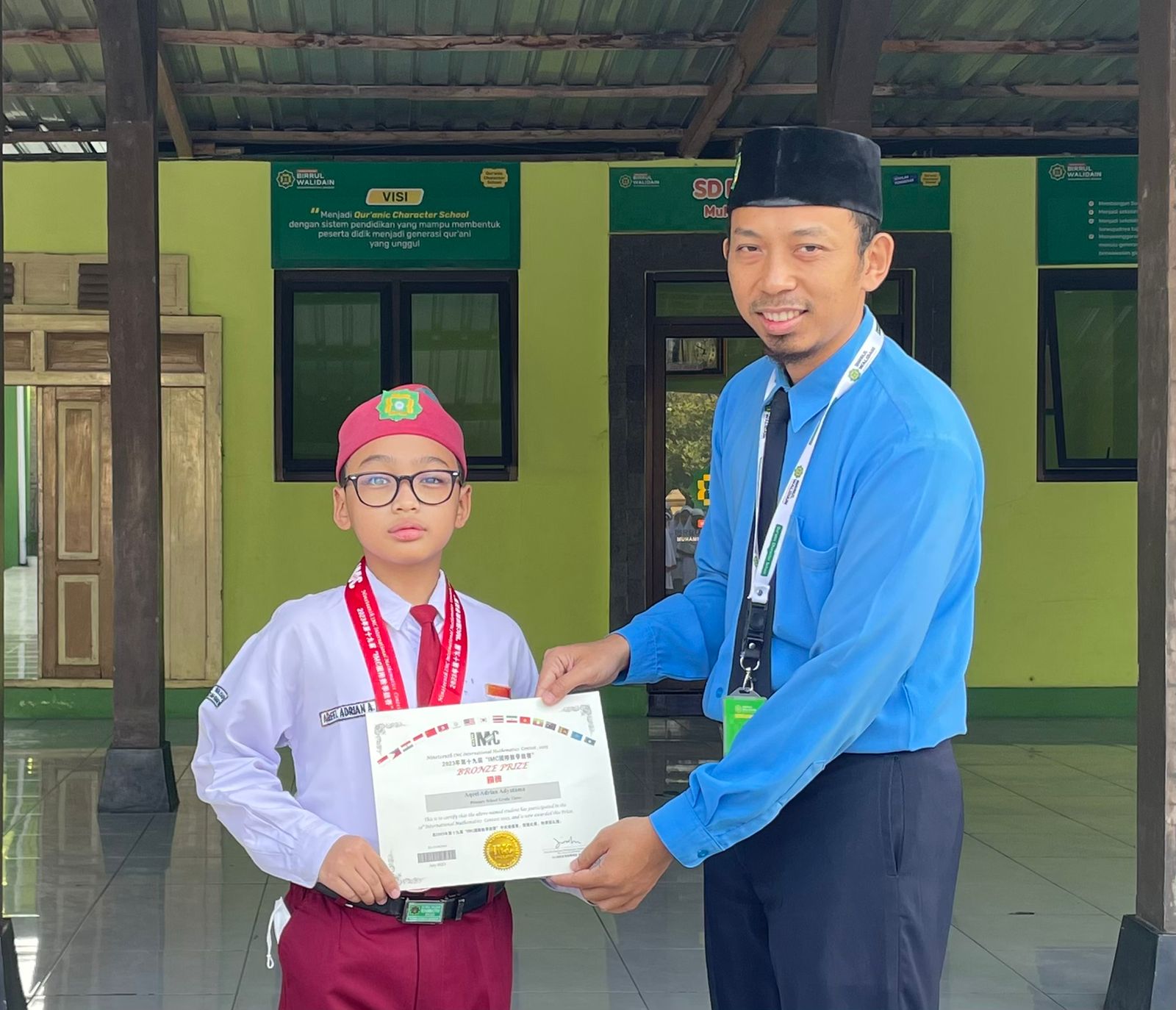 Pemenang lomba, Aqeel Adrian Adyatama dan Kepala Sekolah SD Birrul Walidain Muhammadiyah Sragen, Annas Sayyidina.