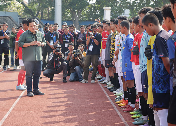 Ketum PSSI Erick Thohir (kiri) memberikan sambutan di depan peserta seleksi Timnas U-17 di Stadion Sriwedari, 23 Juli lalu.