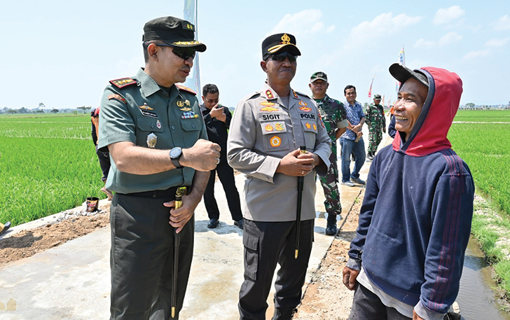 KOMPAK: Dandim 0726/Sukoharjo Letkol Czi Slamet Riyadi bersama Kapolres Sukoharjo AKBP Sigit bercengkerama dengan warga di Desa Karangwuni, kemarin.