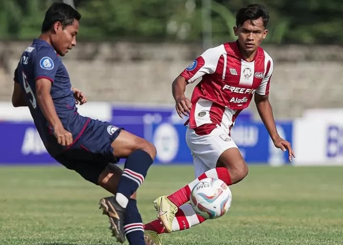 Bek Persis Solo Faqih Maulana (kanan) saat dimainkan melawan Arema FC di Stadion Sriwedari, Minggu (30/7/2023).