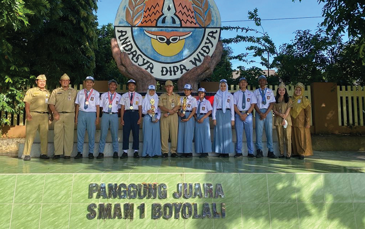 TERBAIK: Siswa berprestasi bersama guru SMAN 1 Boyolali.
