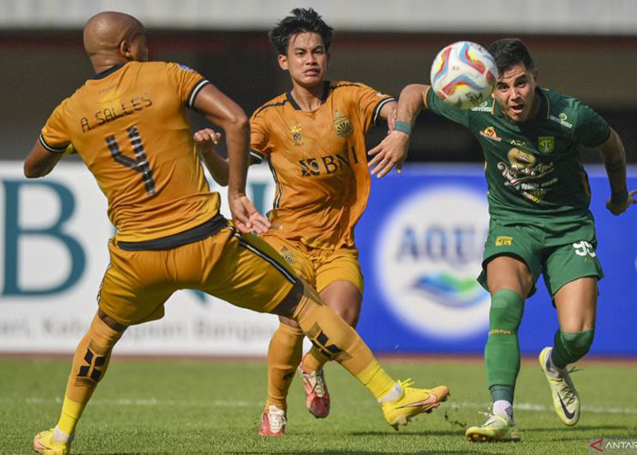 Pemain Persebaya Bruno Moreira (kanan) berusaha merebut bola dari pemain Bhayangkara FC Mochamad Rifky Ananta (tengah) dalam laga Liga 1 pekan ke-7 , Selasa (8/8).