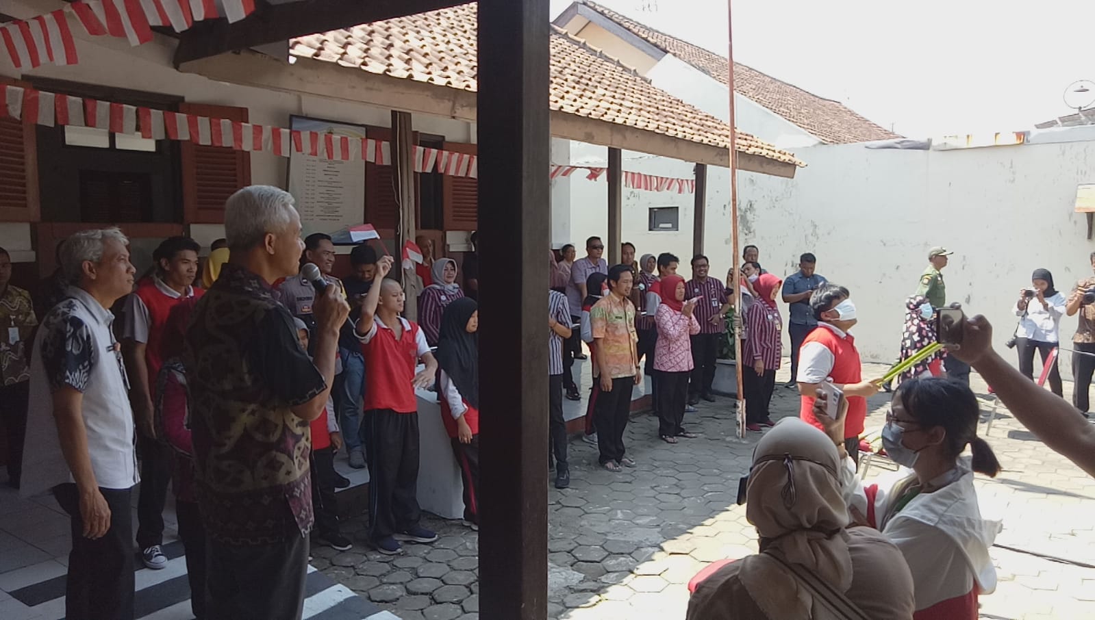 Gubernur Jawa Tengah Ganjar Pranowo ikut dalam kemeriahan lomba HUT Kemerdekaan di Rumah Pelayanan Sosial Disabilitas Netra "Bhakti Candrasa" Surakarta.