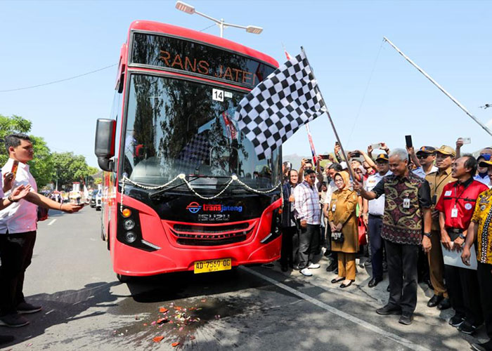 Gubernur Jateng Ganjar Pranowo meresmikan Trans Jateng rute Solo-Sukoharjo-Wonogiri di Alun-Alun Giri Krida Bakti Wonogiri, Selasa (8/8).
