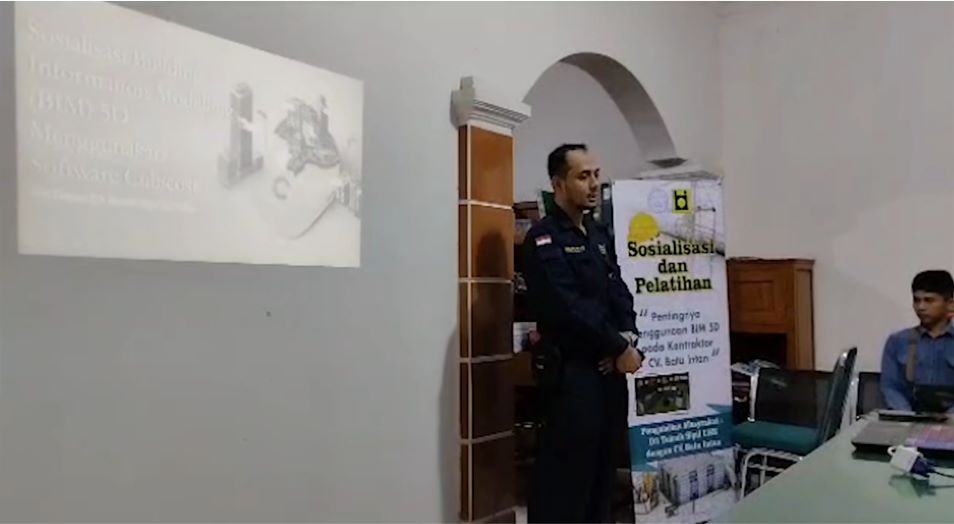 Pemateri dari dosen D3 Teknik Sipil SV UNS berikan paparan terkait manfaat BIM 5 D. (DOK.PRIBADI)