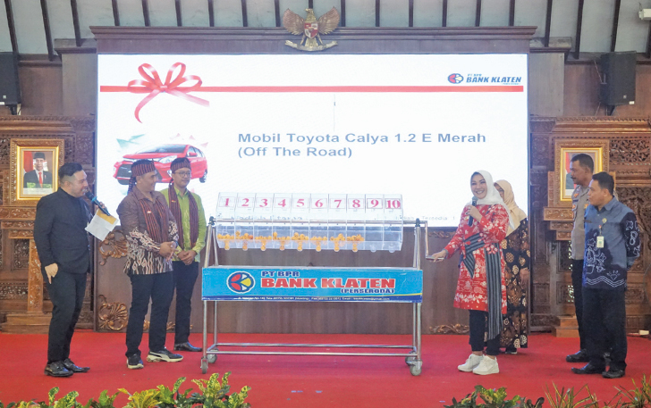 CARI PEMENANG: Bupati Klaten Sri Mulyani saat mengundi hadiah utama gebyar undian tabung semar dan simba di Pendapa Pemkab Klaten.