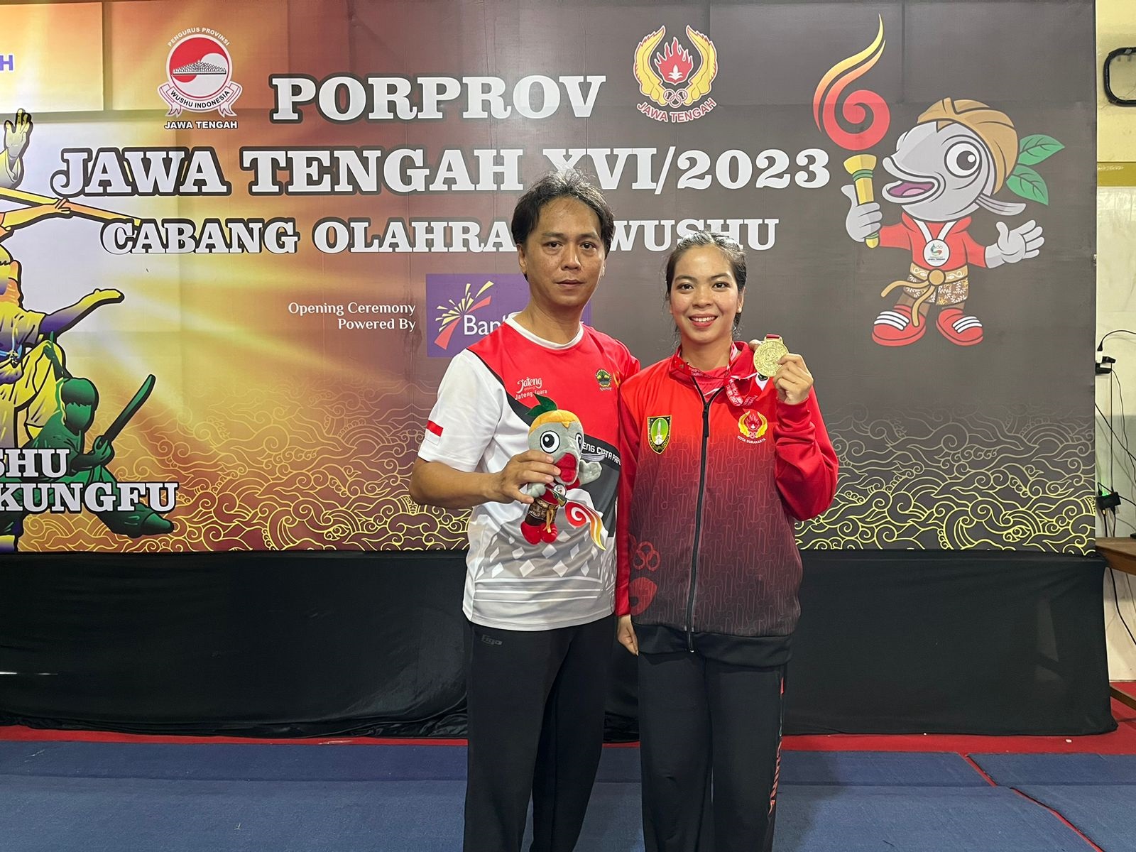 Atlet wushu Kota Solo Sherly Velika (kanan) usai meraih medali emas Porprov Jateng 2023 di Rembang. (DOK. KONI SOLO)