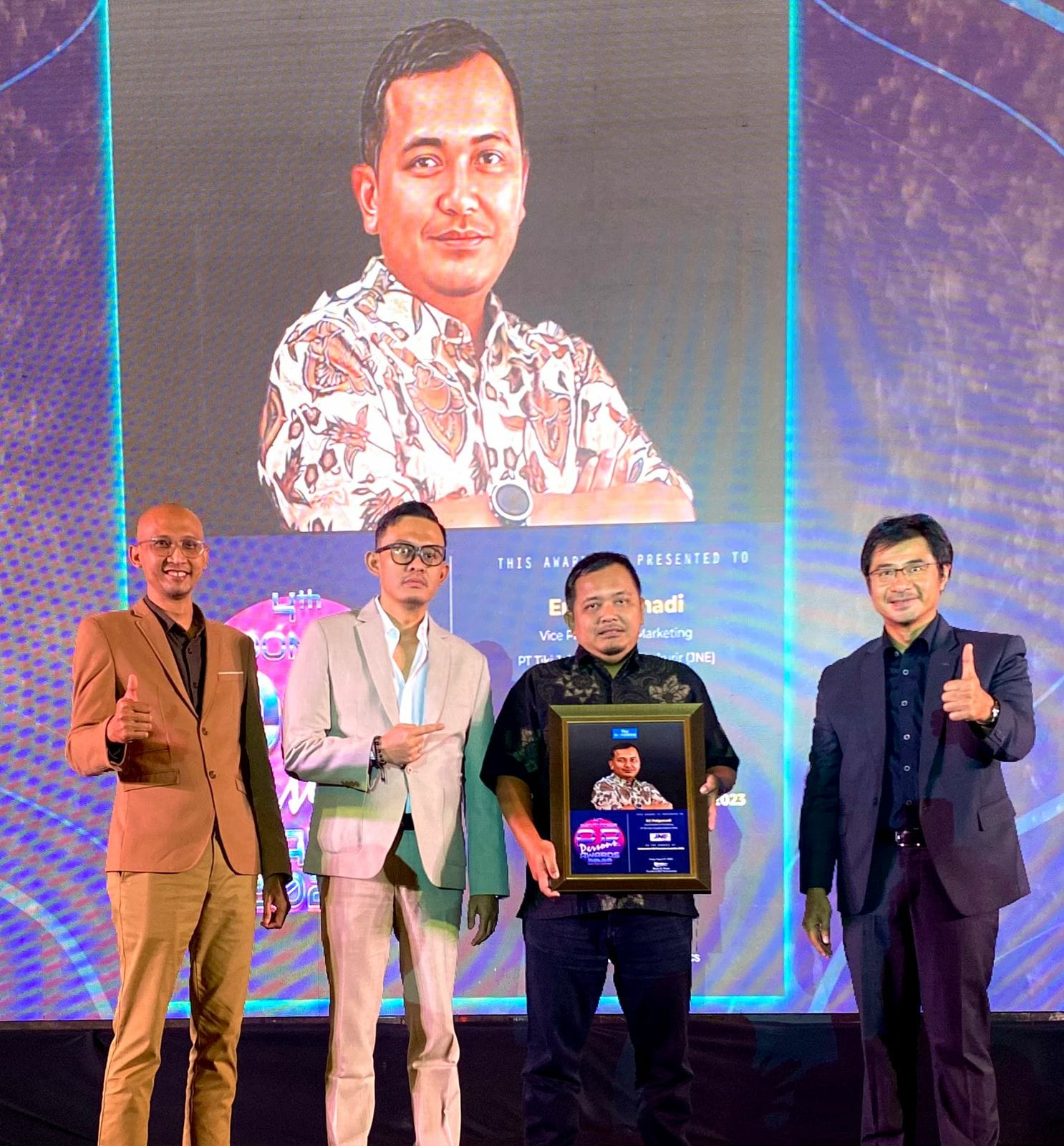 Founder and CEO The Iconomics Bram S. Putro (dua dari kiri) memberi penghargaan PR Person Award 2023 untuk JNE yang diterima oleh Eri Palgunadi, selaku SVP Marketing Group Head (dua dari kanan).