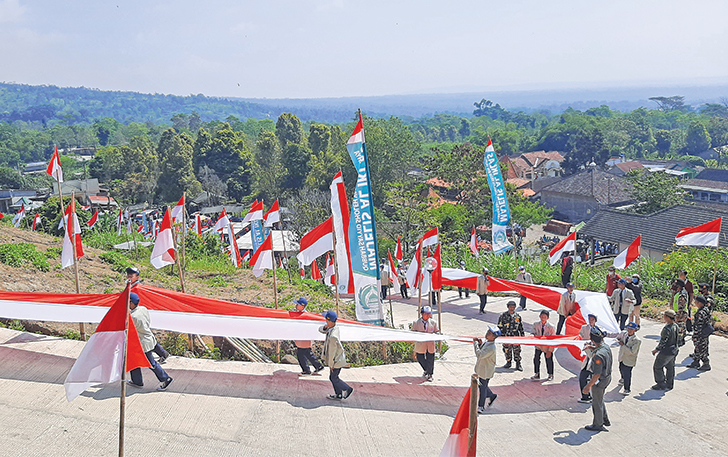 BAWA BENDERA: Karnaval budaya di Desa Sukabumi, Kecamatan Cepogo, Senin (7/8) dengan membawa bendera merah putih panjang. Kegiatan ini menyambut HUT Ke-78 Kemerdekaan RI.
