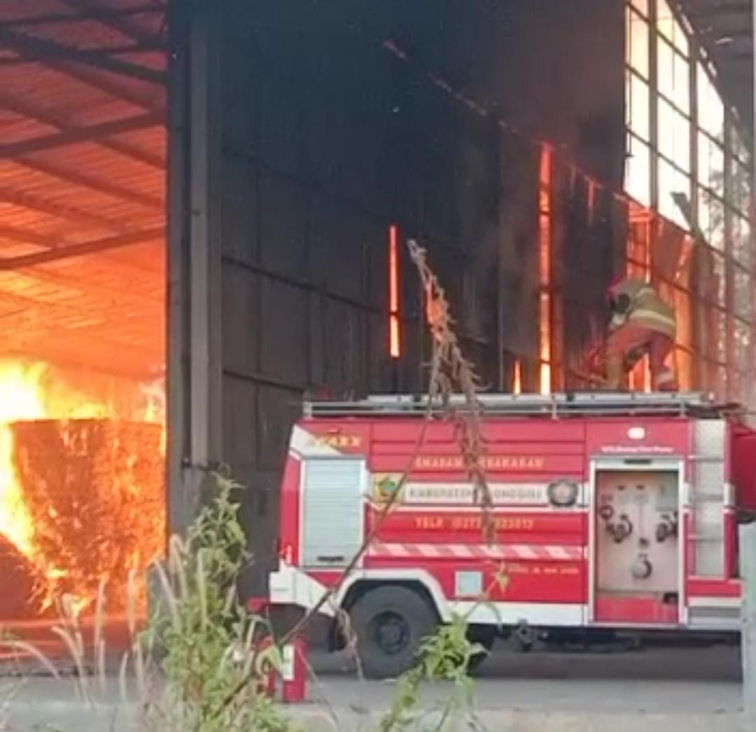 Kebakaran di PT Prima Papper Indonesia di Dusun Timang Kulon, Desa Wonokerto Kecamatan Wonogiri Kota, Rabu (9/8/2023). (KADES WONOKERTO UNTUK RADAR SOLO)