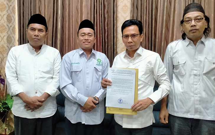 Jajaran pimpinan UIN RM Said Surakarta menunjukkan surat pernyataan Rektor terkait kasus polemik sponsorship dalam kegiatan PBAK yang menggandeng aplikasi pinjaman online.