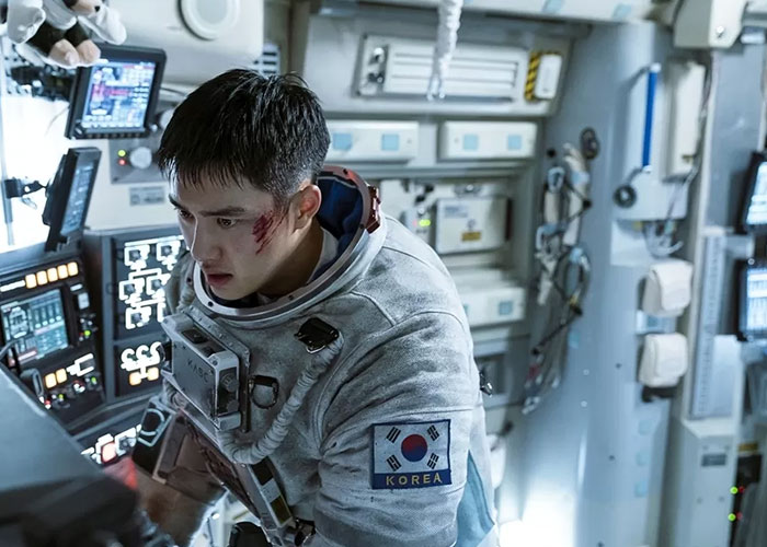 D.O EXO dalam salah satu adegan film The Moon.