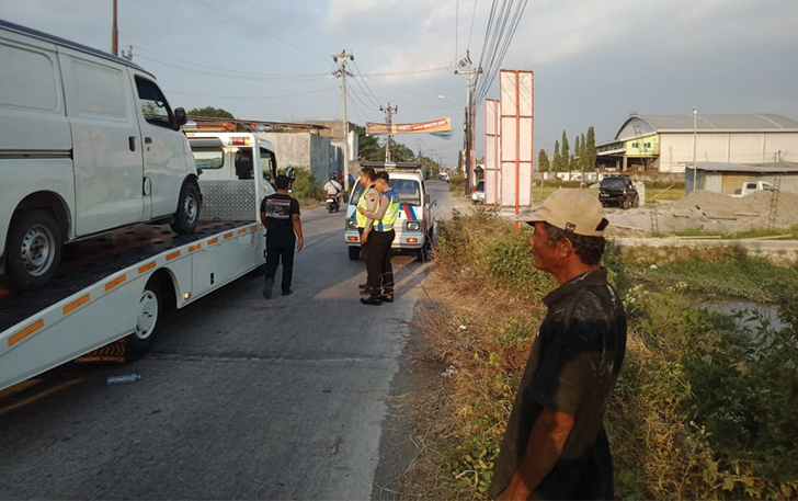 OLAH TKP: Lokasi kecelakaan mobil dan sepeda motor di Kelurahan Ngabeyan, Kecamatan Kartasura, Senin (7/8).
