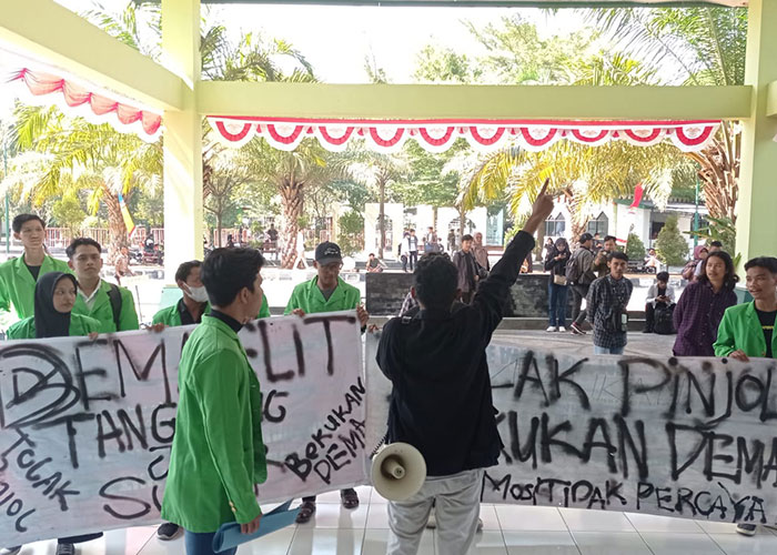 Mahasiswa UIN Raden Mas Said Solo menggelar demo tolak pinjol masuk kampus.