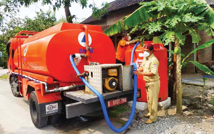 STOK AMAN: Personel BPBD Karanganyar saat droping air bersih di Kecamatan Gondangrejo, tahun lalu.