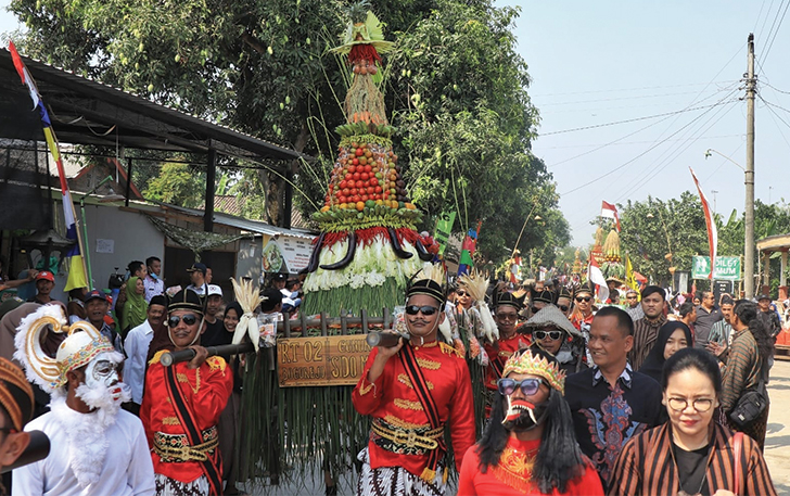 TRADISI LOKAL: Festival Benawi Sonten di Desa Gedongan, Kecamatan Plupuh, Selasa (8/8) untuk mendongkrak kunjungan peziarah Makam Butuh.