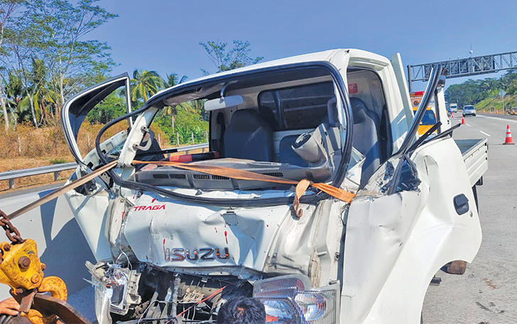 RINGSEK: Kondisi salah satu kendaraan yang terlibat kecelakaan di jalan Tol Solo-Semarang, Kecamatan Mojosongo, kemarin (9/8).