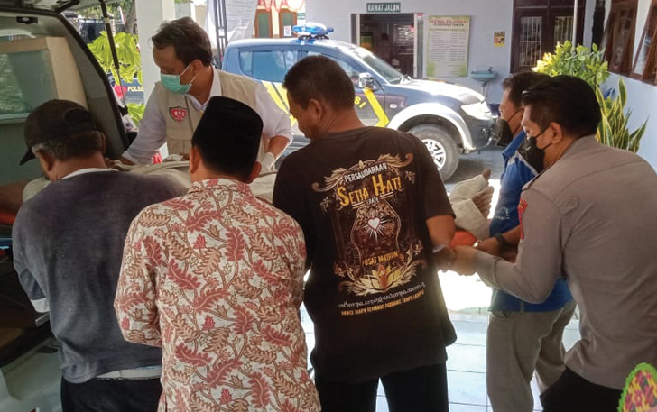 TRAGIS: Warga mengevakuasi jasad Wibowo, 45, usai tersetrum di masjid desa setempat, kemarin.