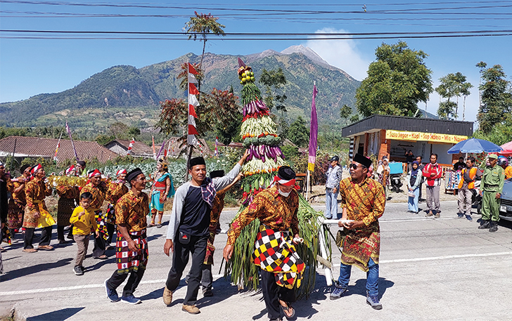 WUJUD SYUKUR: Warga menggelar kirab budaya seribu tumpeng dan temu tirta di Desa Selo untuk memeringati 100 tahun desa setempat dan HUT Ke-78 RI kemarin (9/8).