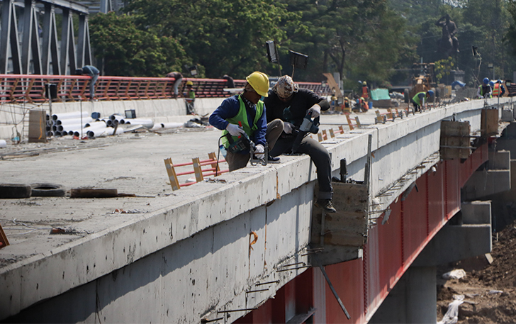 LEBIH LEBAR: Konstruksi beton Jembatan Jurug B sudah terpasang, kini tinggal melengkapi pedestrian dan pengaspalan, kemarin (9/8).