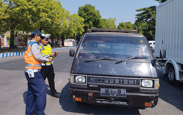 TIM GABUNGAN: Petugas menghentikan mobil pikap dalam giat ramcek di Terminal Sukoharjo, kemarin (9/8).