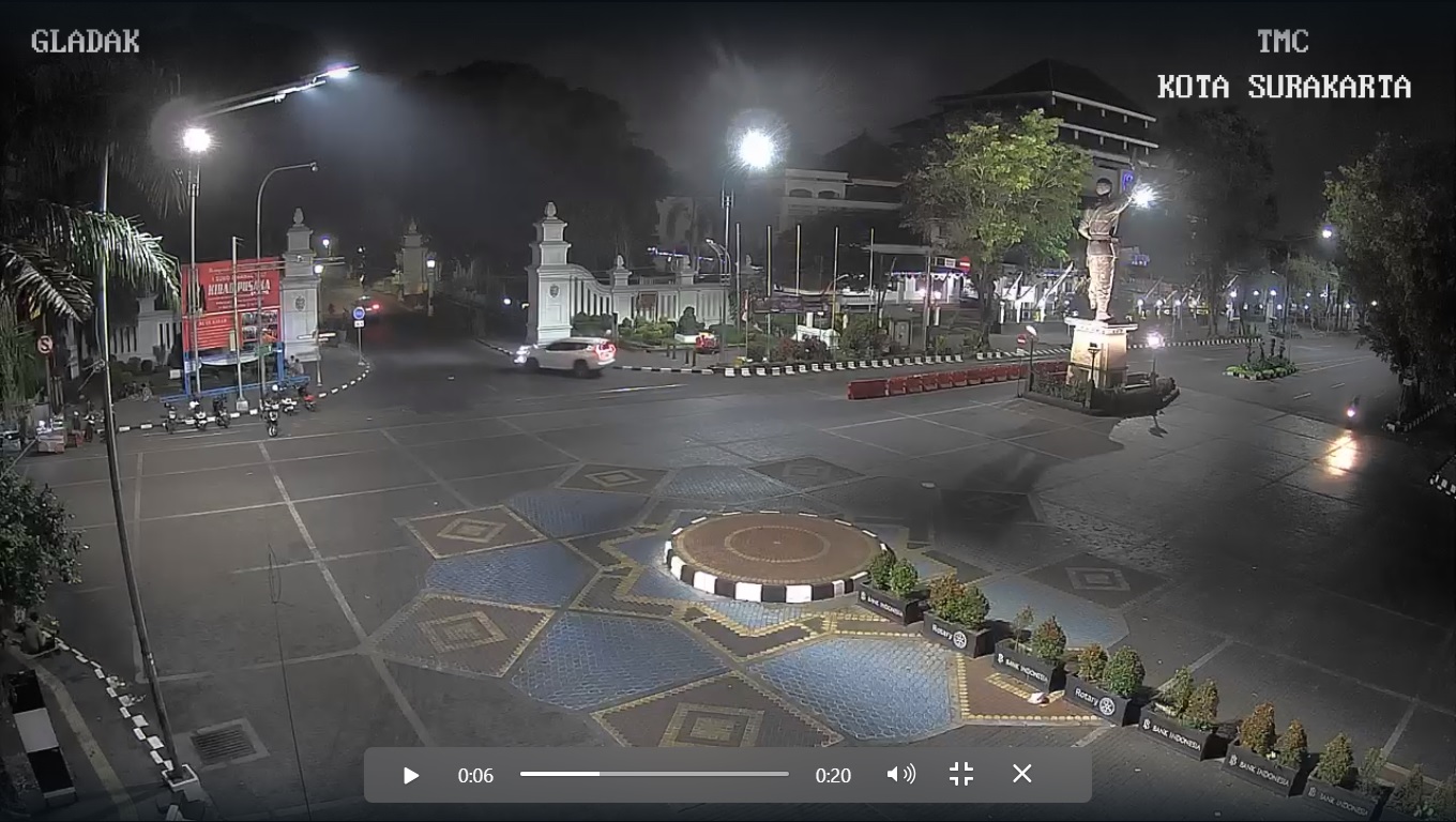 Screenshot video cctv yang menggambarkan mobil SUV yang menabrak sepeda motor di kawasan Gladak, kemarin.