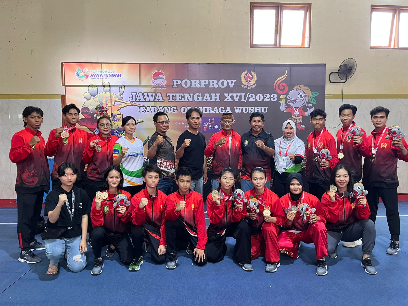 Atlet wushu Kota Solo dengan kalungan medali dari ajang Porprov Jateng 2023. (DOK. KONI)