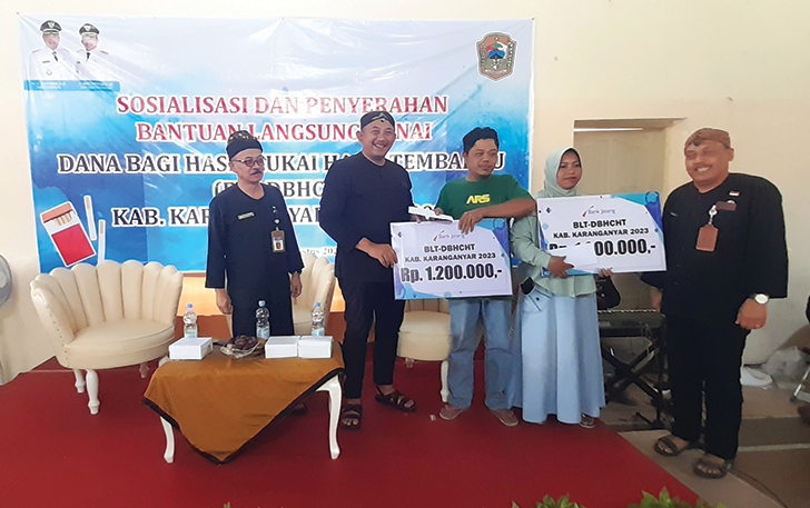 SIMBOLIS: Wakil Bupati Karanganyar Robert Cristanto serahkan BLT dari DBHCHT, Kamis (10/8) siang.