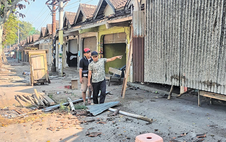 BONGKAR: Pedagang di Kawasan Wisata Religi di eks Pasar Hewan Singkil, Karanggeneng, Boyolali Kota mulai bongkaran kios