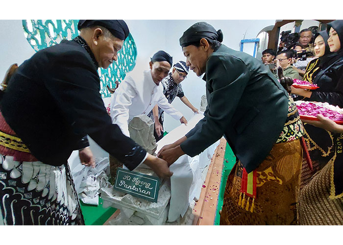 Bupati Boyolali M Said Hidayat mengganti lurup makam di Makam Syekh Maulana Ibrahim Maghribi