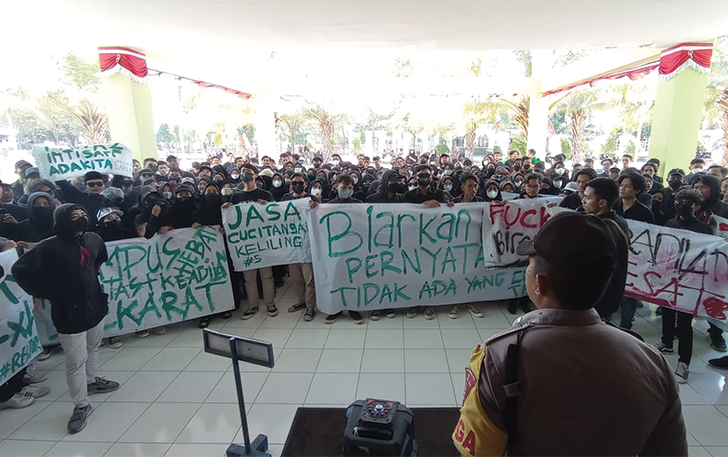 KECEWA: Buntut pembekuan DEMA, puluhan mahasiswa yang tergabung dalam Aliansi Mahasiswa UIN Raden Mas Said Surakarta menggeruduk dan menerobos masuk Kantor Rektorat setempat, Jumat (11/8).