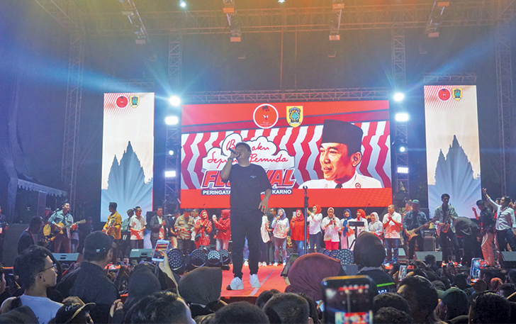 KONSER: Penyanyi Denny Caknan saat tampil dalam konser kebangsaan sebagai pembuka rangkaian Hari Jadi Klaten di Alun-alun Klaten beberapa waktu lalu