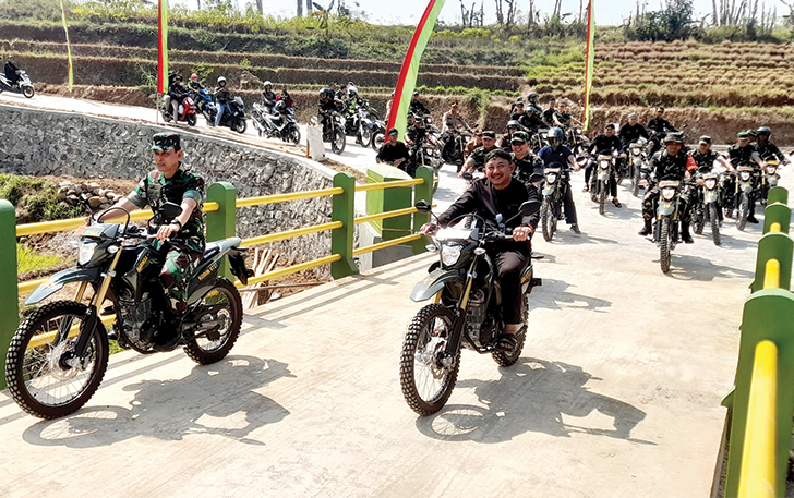 NAIK TRAIL: Kasdam IV Diponegoro Brigjen TNI Ujang Darwis (kiri) bersama Wakil Bupati Karanganyar Rober Christanto menyusuri hasil TMMD di Desa Gentungan, Mojogedang, Kamis (10/8)