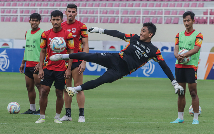 JADI STARTER: Kiper Persis Solo Pancar Nur saat latihan di Stadion Manahan (7/8).
