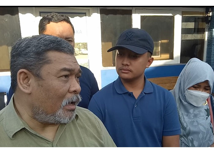 Kuasa hukum Keraton Kasunanan Surakarta KPAA Ferry Firman Nurwahyu Pradataningrat (kiri) bersama&nbsp;putra mahkota Keraton Kasunanan Surakarta KGPAA Sudibyo Raja Putra Narendra Ing Mataram.&nbsp;