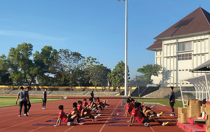 SEMANGAT: Timnas Indonesia U-17 menjalani training camp di Stadion Sriwedari, Jumat (11/8).