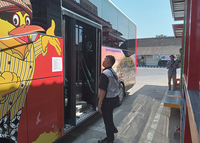 Bus Trans Jateng memasuki halte Terminal Sukoharjo Kota.