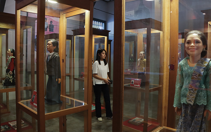 NOSTALGIA: Pengunjung menikmati Pameran Wayang Golek Srimulat Abadi di Museum Keris Nusantaram, kemarin.