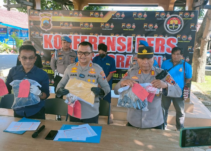 Polisi tunjukkan barang bukti pembunuhan wanita pemilik salon di Desa Bendungan, Kecamatan Kedawung, Sragen.