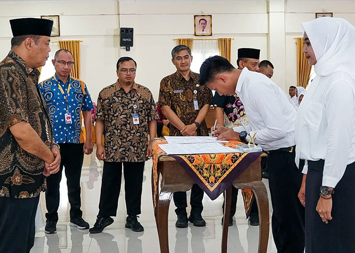 Penandatanganan SK pengangkatan dan pengambilan sumpah janji PPPK Karanganyar, belum lama ini.