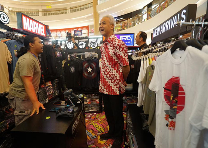 Gubernur Jateng Ganjar Pranowo melihat stand UMKM dalam&nbsp;Pameran Otentik Jateng di sela-sela pembukaan Jateng Great Sale 2023, Jumat (11/8).