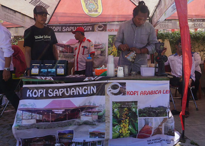 NIKMAT: Proses penyeduhan kopi Sapuangin, dalam pameran pembangunan, pertanian, dan pasar tani di Taman Kuliner MPP