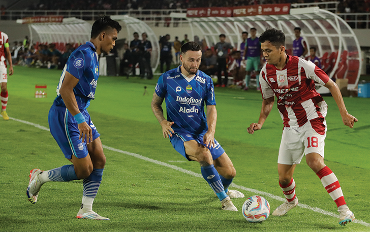 LAGA SARAT GENGSI: Gelandang Persis Solo Arapenta Poerba (kanan) dikawal ketat dua pemain Persib Bandung, Marc Klok (tengah) dan Rachmat Irianto.