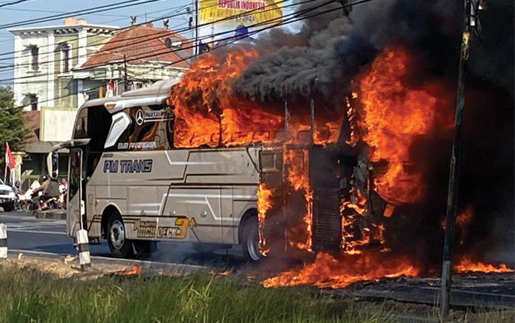 Bus terbakar di Jalan Raya Solo-Jogja, Desa Sanggung, Kecamatan Gatak, Kabupaten Sukoharjo, Minggu (13/8/2023).