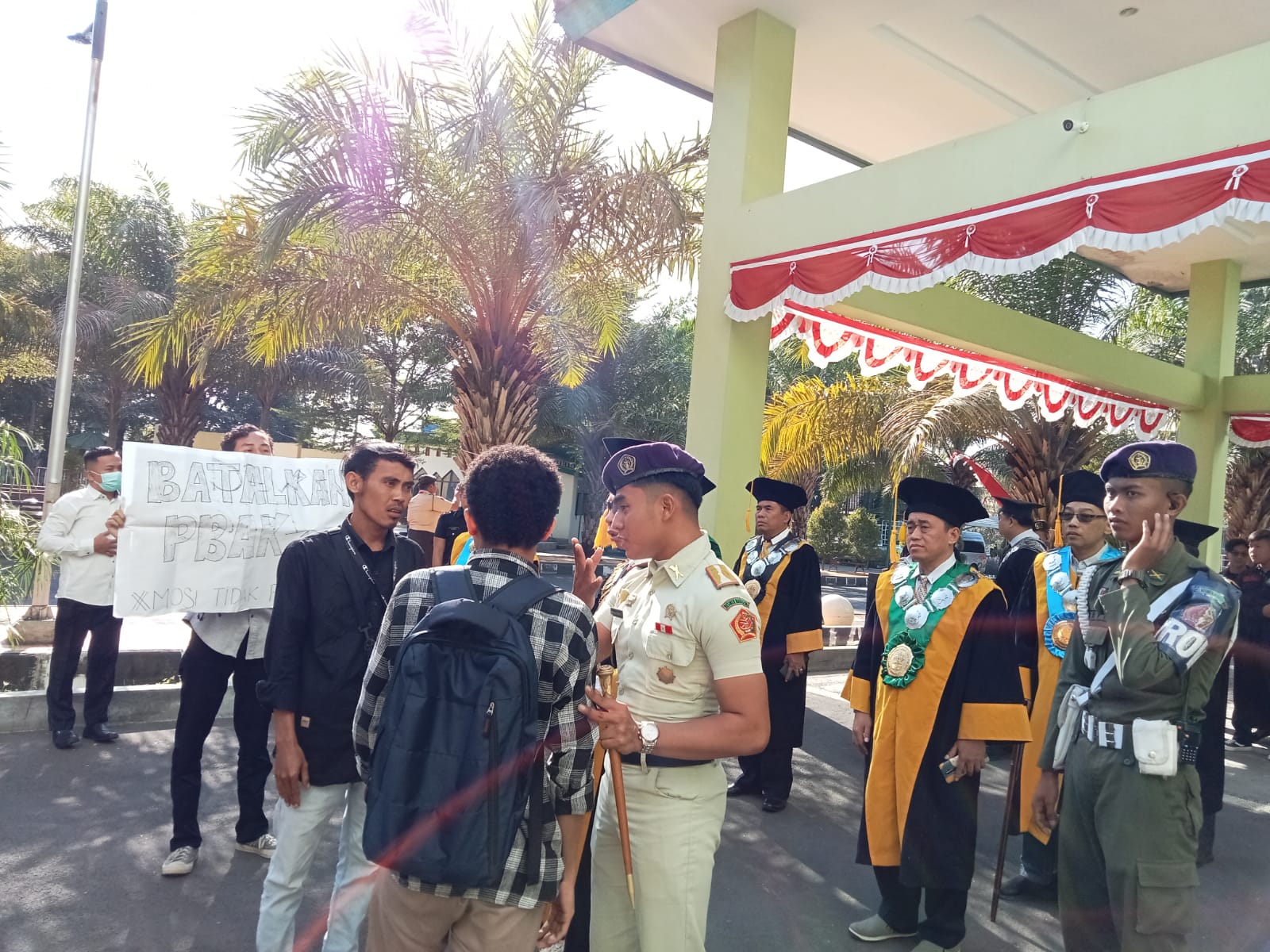 Aliansi Mahasiwa Independen UIN Raden Mas Said Surakarta menghadang Rektor saat hendak membuka PBAK, Senin (14/8). Mahasiswa menuntut PBAK ditunda hingga kasus terselesaikan.